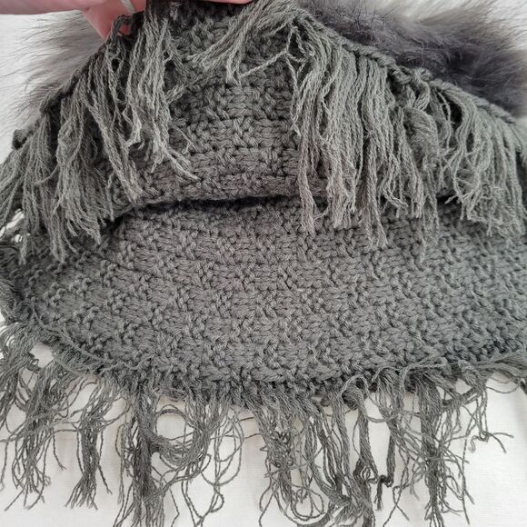 Gray Faux Fur Trimmed Scarf Shoulder Warmer Shaw Chunky Knit Fringe Poncho - Picture 7 of 9